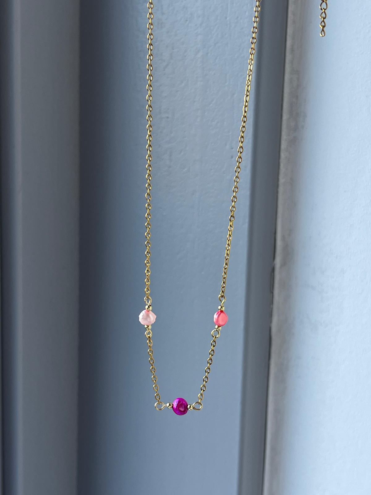 Ketting met gekleurde parels