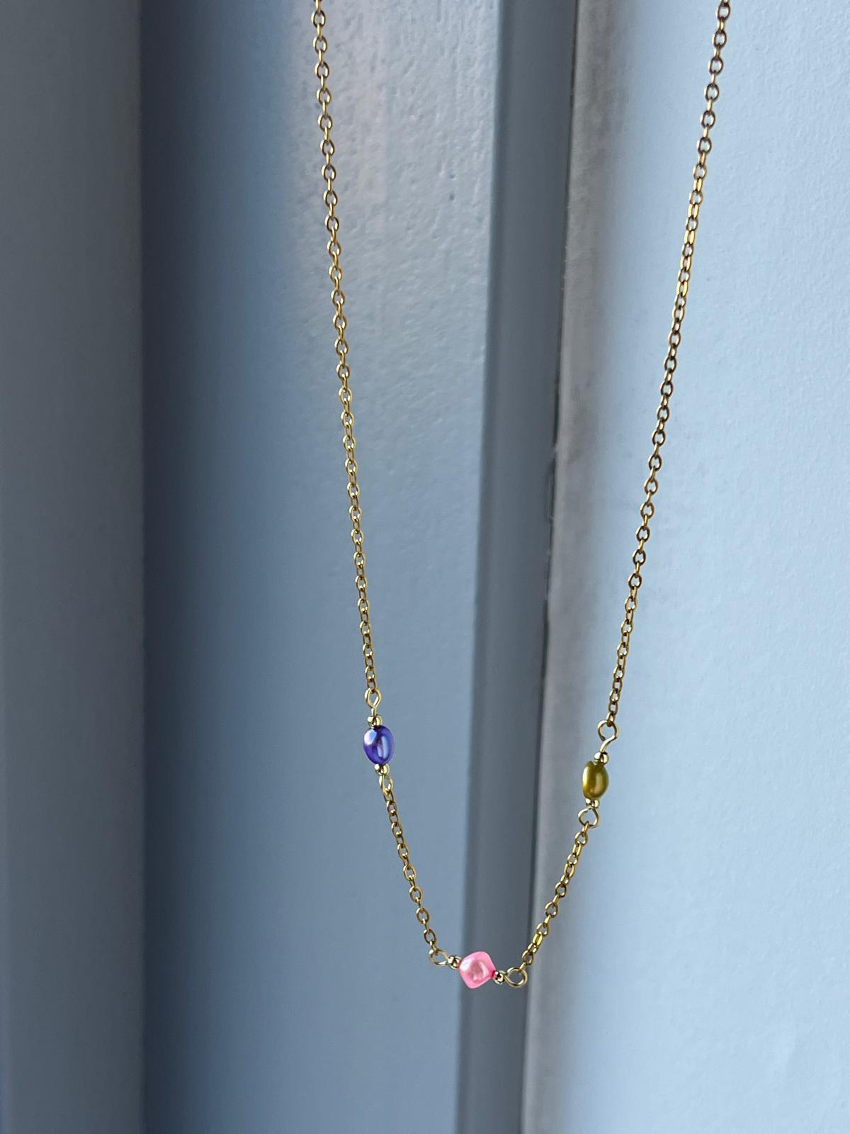 Ketting met gekleurde parels