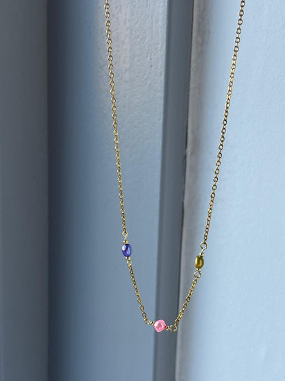 Ketting met gekleurde parels