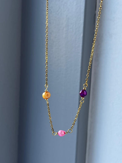 Ketting met gekleurde parels